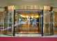 الأبواب الزجاجية للواجهات الدوارة الكهربائية الحديثة في ردهة الفندق أو مركز التسوق المزود
